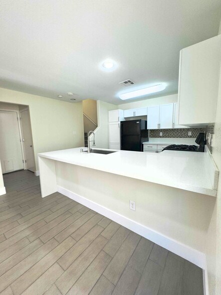 Building Photo - 9140 Gabardine Ave