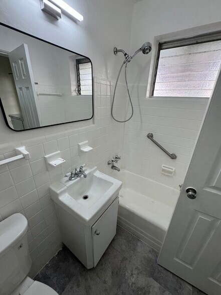 Building Photo - 217 SW 11th Ct