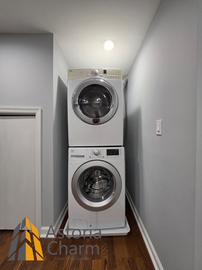Building Photo - Renovated 2 Bedroom + Den, 3 Bath Home with Ensuites, Finished Basement and Stainless Appliances