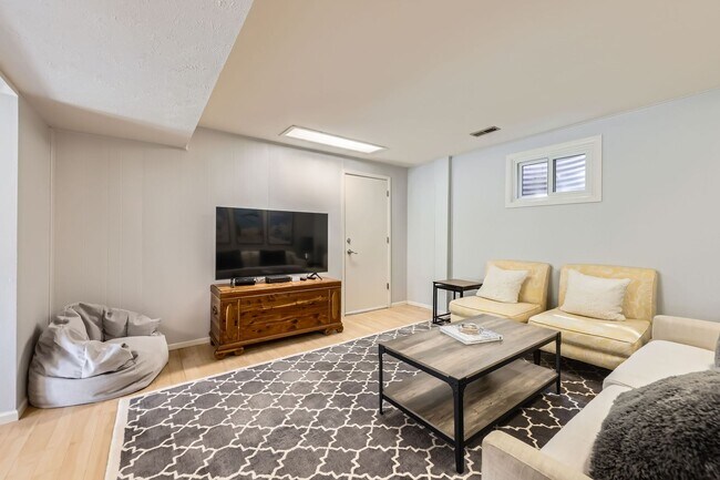 Building Photo - Stunning 4 BDR/2BA Mountain Retreat