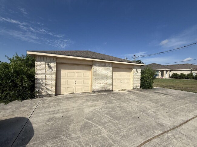 Building Photo - 3 Bedroom, 2 Bath Duplex with Yard Care Pr...