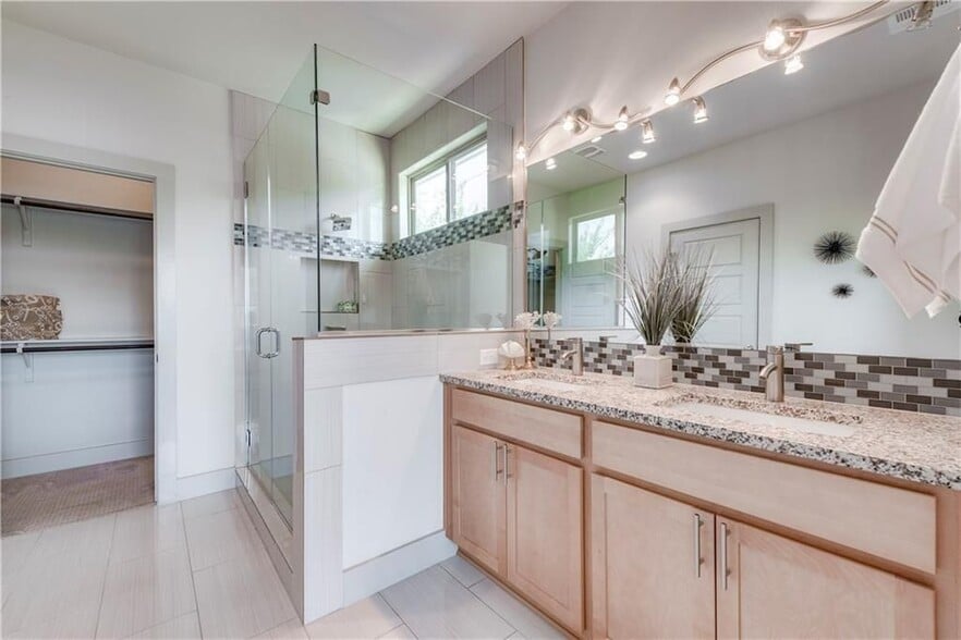 Main Bath + walk in closet - 900 Banister Ln