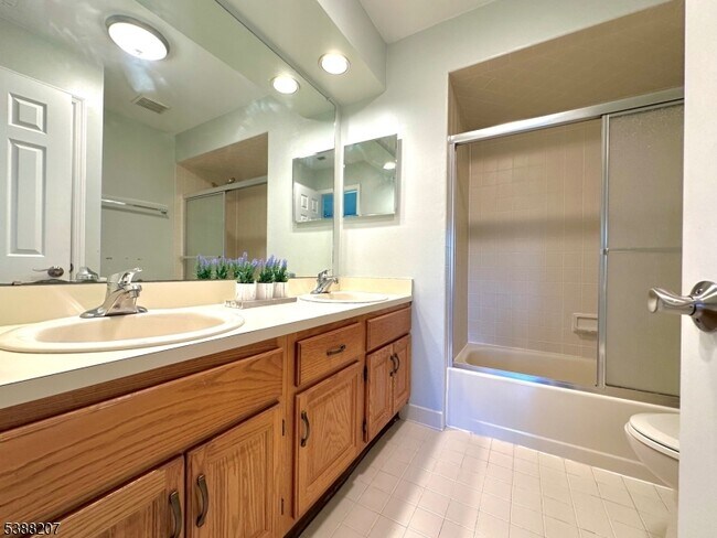 Building Photo - 184 Milkweed Ct