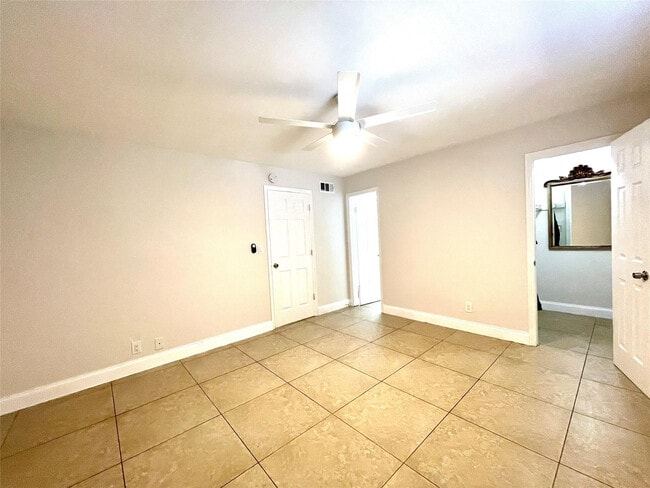 Building Photo - 601 NE 29th Dr