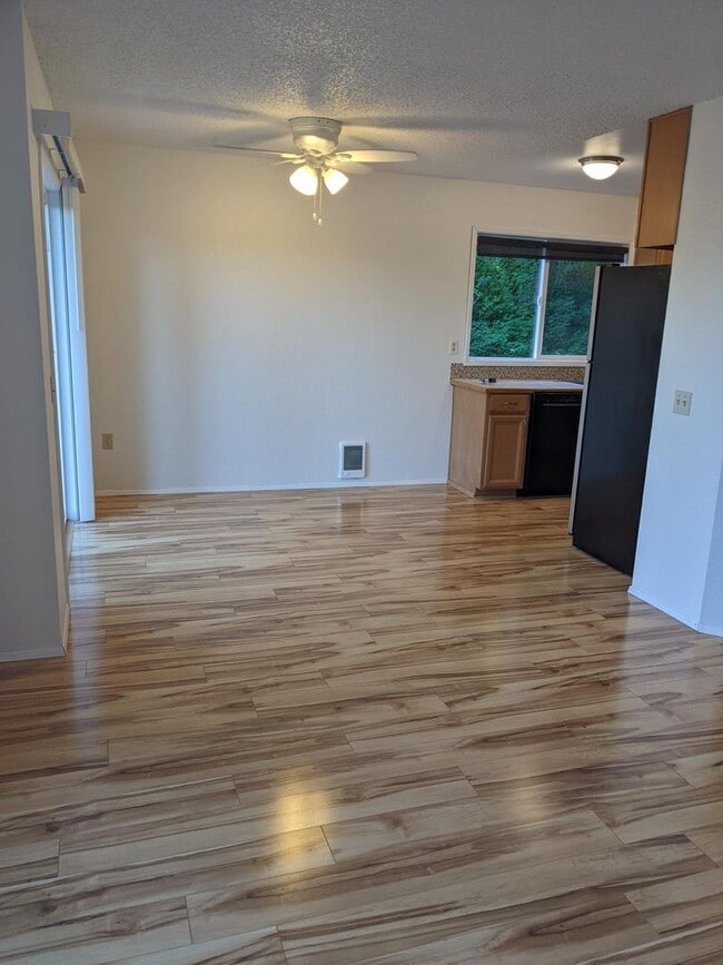 Building Photo - Woodinville townhouse style condo. 2 bed 2...