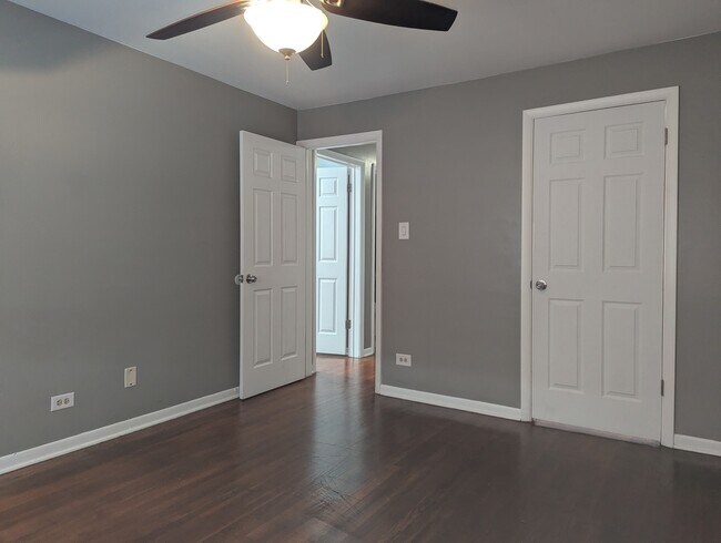 Building Photo - 736 W Dempster St