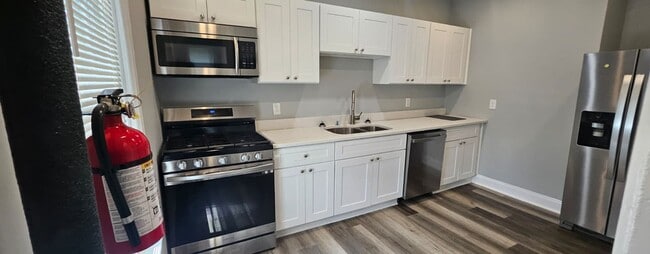 Building Photo - 4 BD 1.5 BA