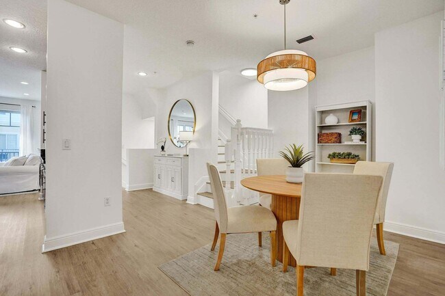 Building Photo - 642 NW 38th Cir