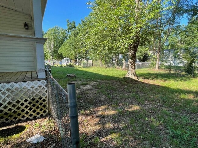 Building Photo - Three bedroom/2 Bath close to downtown Pra...