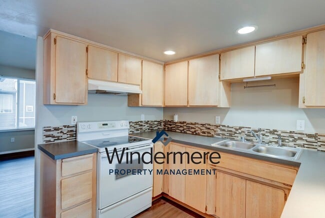 Building Photo - 2 Bed + Den/Office  2 Bath Condo W/S/G Inc...