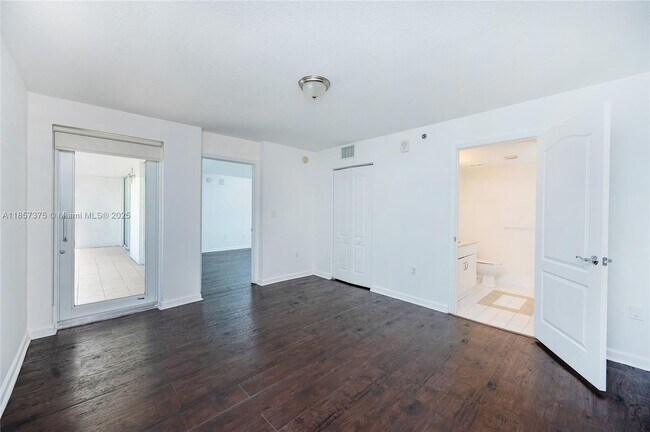 Building Photo - 1200 Brickell Bay Dr