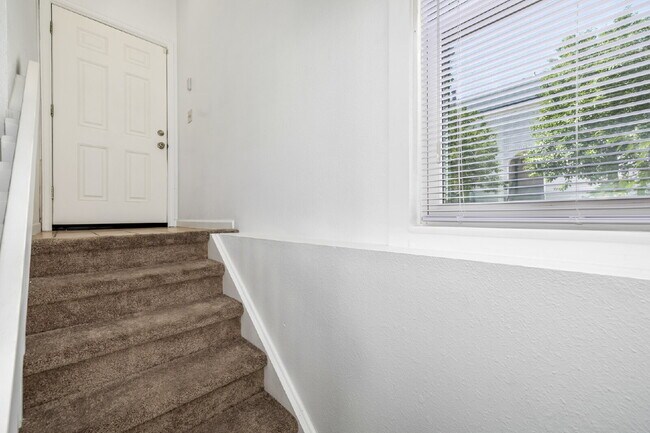 Building Photo - Updated and Stylish 1BDR/1BTH in the Eleven-One-Eleven Condominium Complex