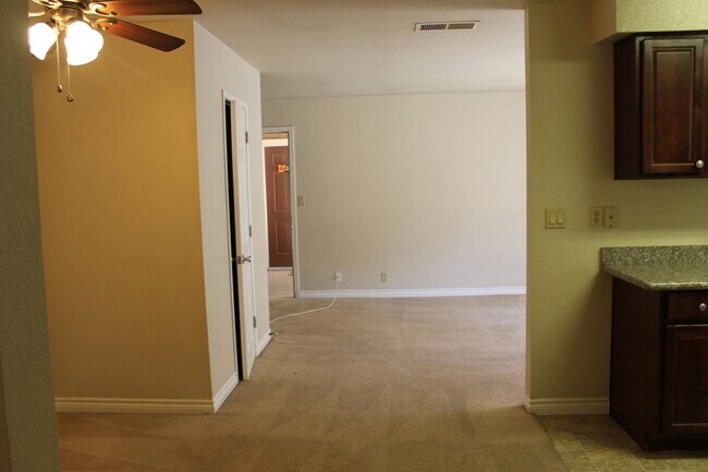 Building Photo - CUTE CONDO 1 BEDROOM, 1 BATHROOM, NEAR STR...