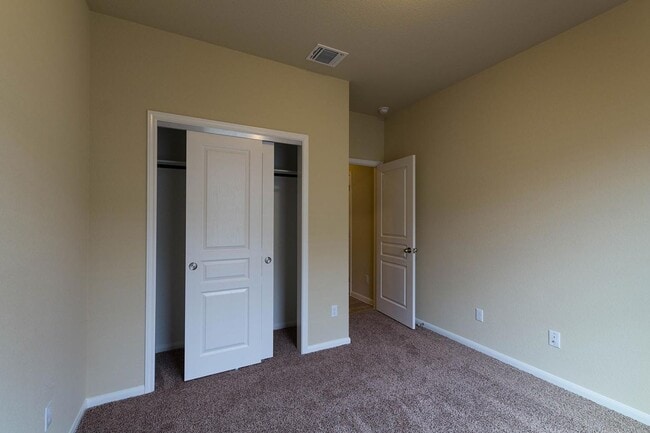 Building Photo - Spacious 4-Bedroom, 2-Bath Home in Hills o...