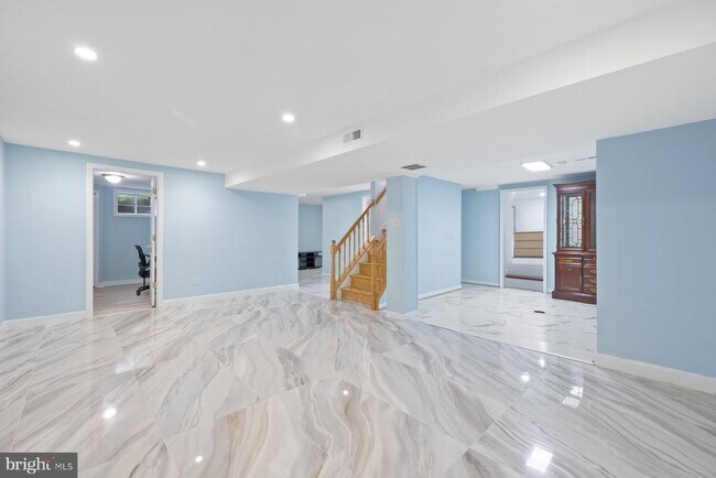 Building Photo - 2913 Collins Ave