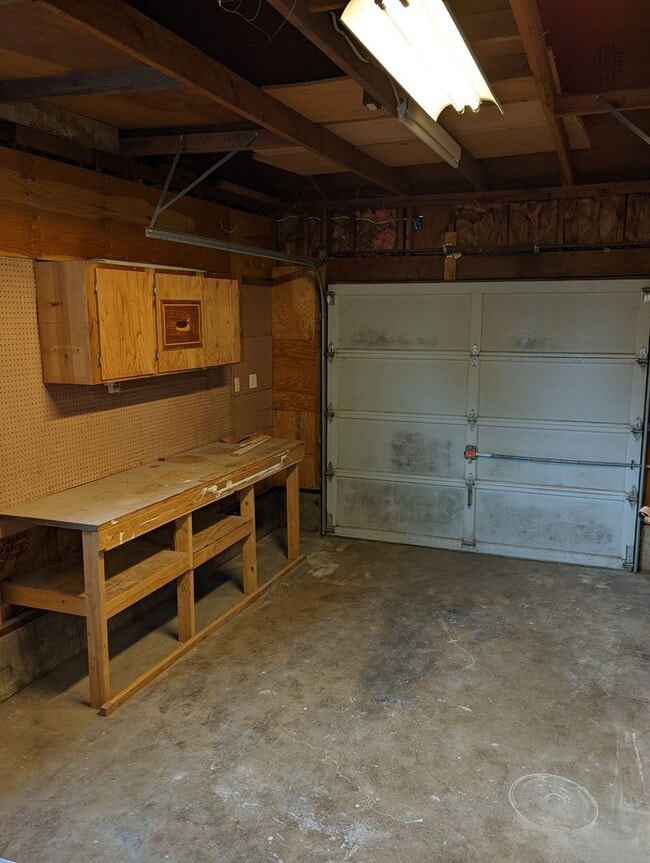 Building Photo - Beautiful 3-Bedroom, 2-Bath Home With Larg...