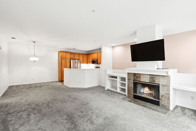 Building Photo - "Luxurious 2-Bed Condo Retreat with Fireplace & Pool Oasis in Ventura!"