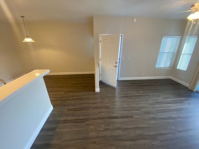 Building Photo - Modern 1/1 Condo with Balcony in Green Val...