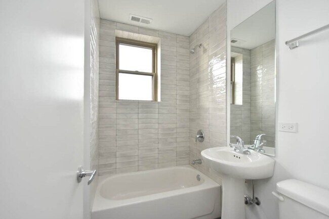 Building Photo - 940 W Winona St