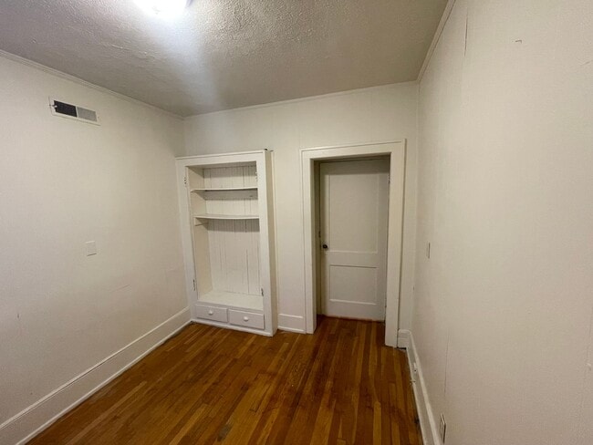 Building Photo - 2 BEDROOM LOCATED IN THE HEART OF THE ART DISTRICT!