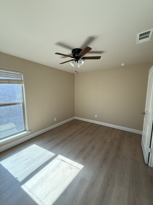 Building Photo - 10307 Valencia Ave