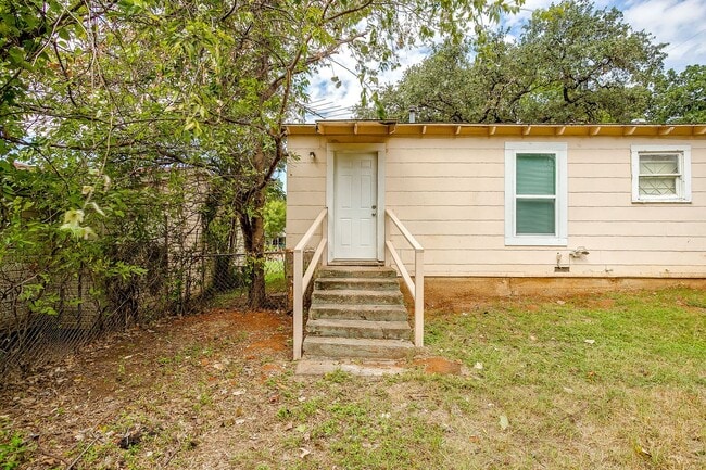 Building Photo - Remodeled 2 Bed 1 Bath Home Ready for New ...