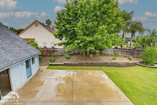 Building Photo - Spacious and Inviting 4Bdm 3Ba Home Nestled in the Scenic Hills of Fallbrook!
