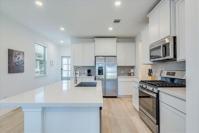Building Photo - 802 Papaya Dr