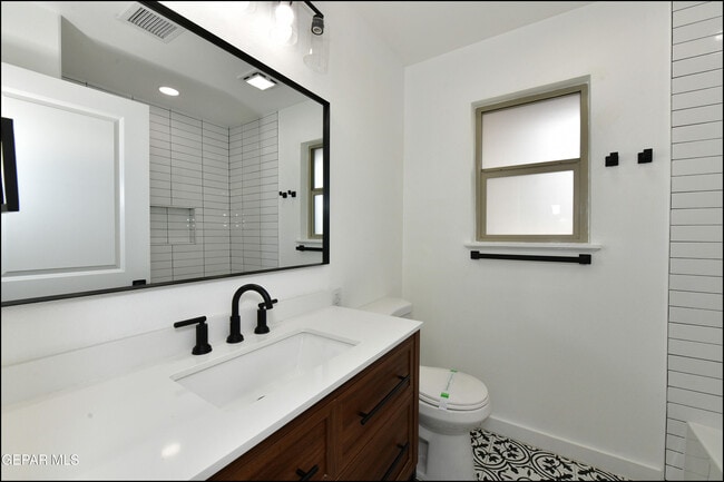 Building Photo - 3217 Wedgewood Dr