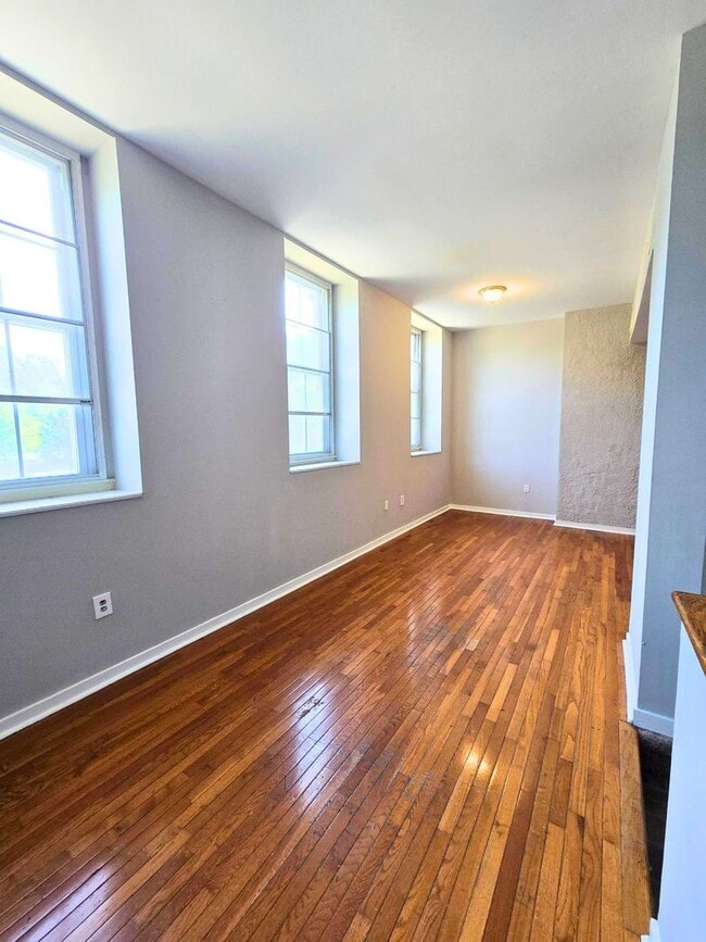 Building Photo - 1323 W Fayette St