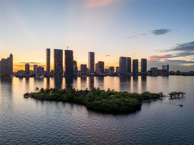 Building Photo - 700 NE 24th St