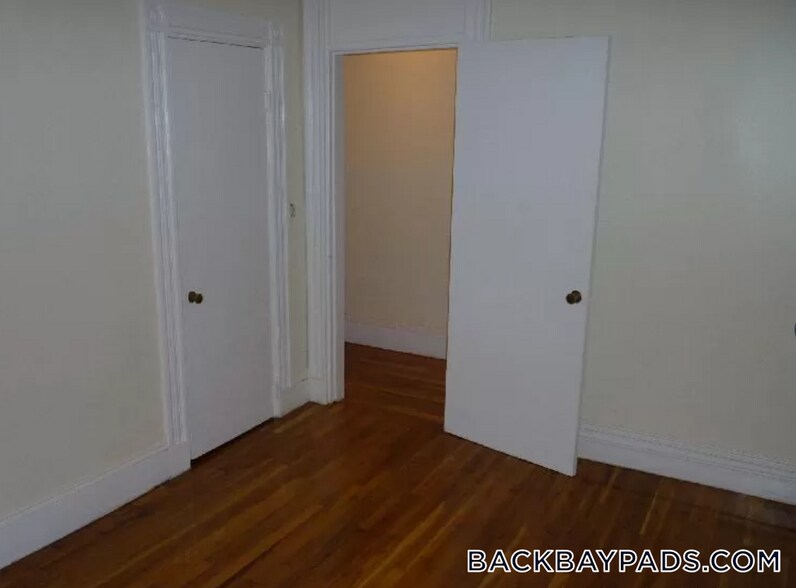 Building Photo - 913 Boylston St