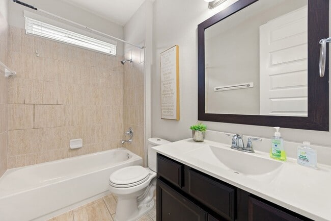 Building Photo - 25819 Oakwood Knoll Dr