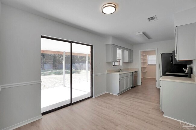 Building Photo - 10601 Silver Creek Dr