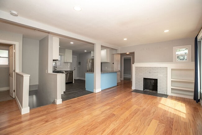 Primary Photo - Renovated ranch style home home near Lake ...