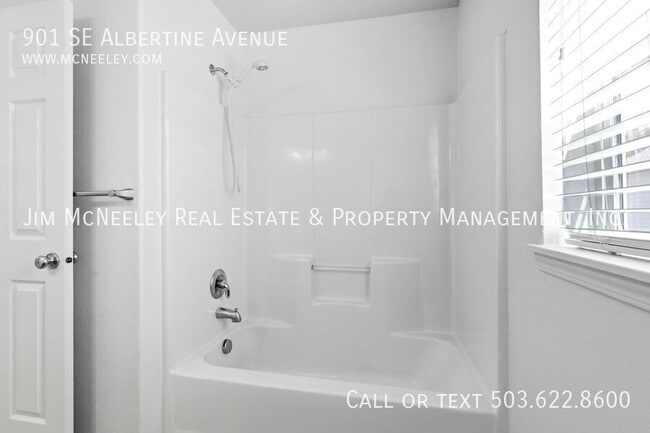 Building Photo - 901 SE Albertine St