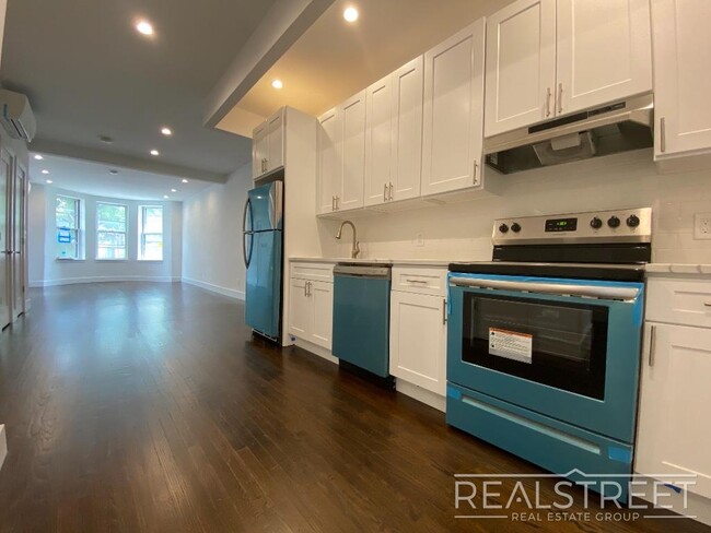 Building Photo - Stunning FLOOR THRU in Ridgewood Townhouse...