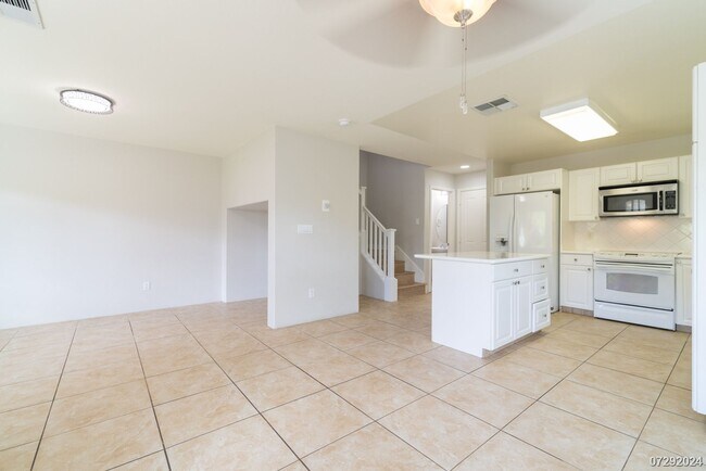 Building Photo - $3700 | 3br/2.5ba Townhome in Fairway's Edge