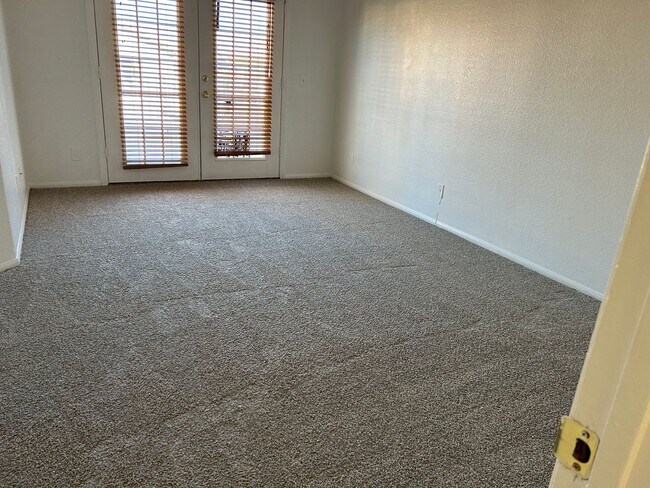 Building Photo - 4 Bedroom Pool Home