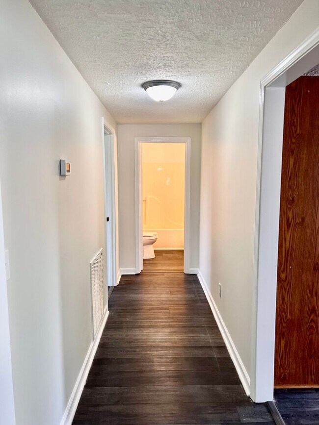 Building Photo - AVAILABLE AUGUST 14! 3 Bedroom Home Near Downtown Clarksville