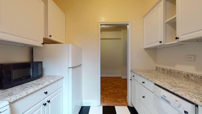 Building Photo - Foggy Bottom Efficiency W/Roofdeck & Garde...