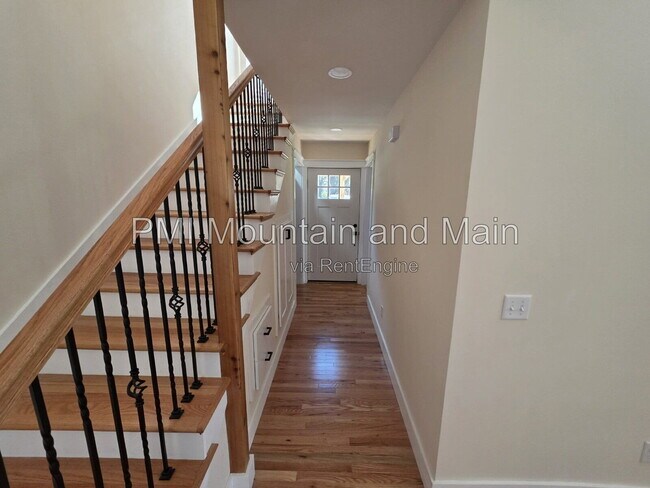 Building Photo - 104 Perennial Gardens