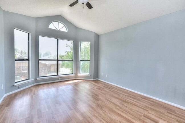 Building Photo - 1202 Southwalk St