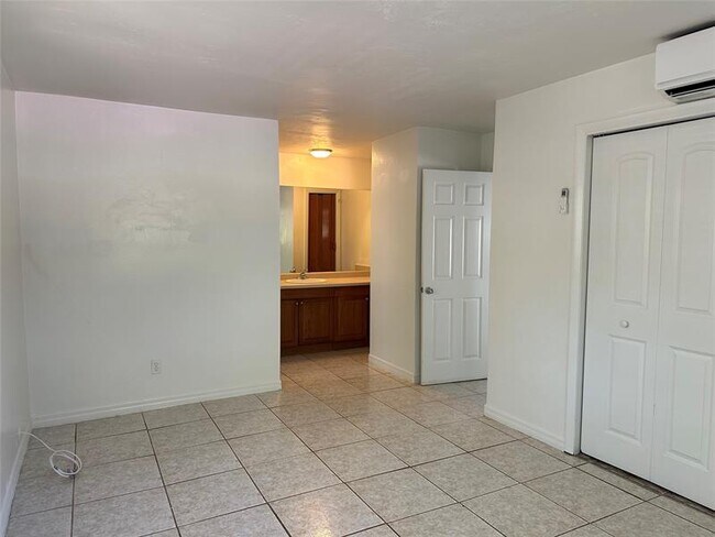 Building Photo - 205 SE 22nd St