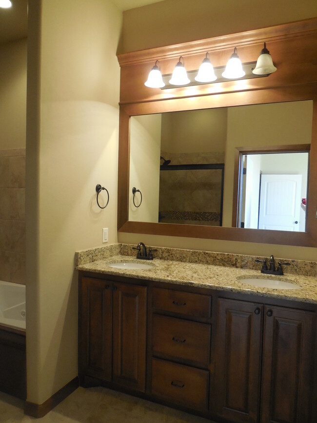 Building Photo - Fully Furnished Three Bedroom, Two Bathroo...