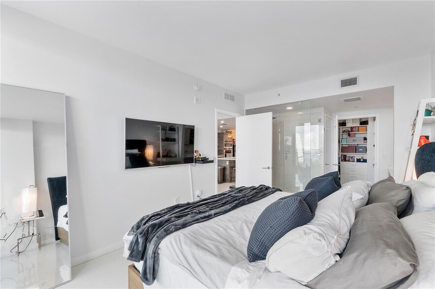 Building Photo - 460 NE 28th St