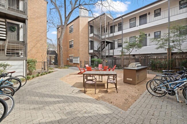 Building Photo - 203 E 31st St