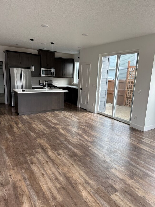 Building Photo - Hillsboro Townhouse/Condo