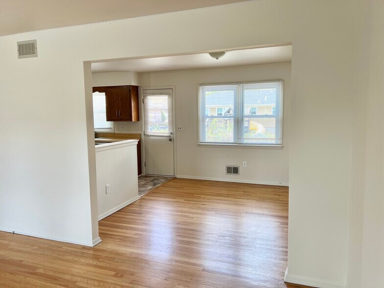 Building Photo - 944 Longboat Ave