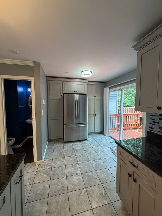 Building Photo - Beautiful Townhome in Seven Oaks!